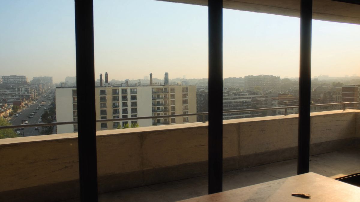 Şehir manzaralı pencere ve masada anahtar