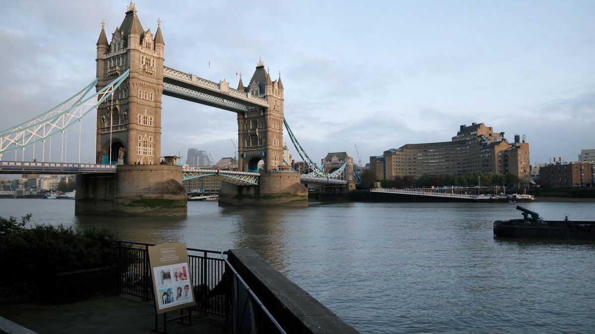Londra Tower Bridge ve Thames Nehri