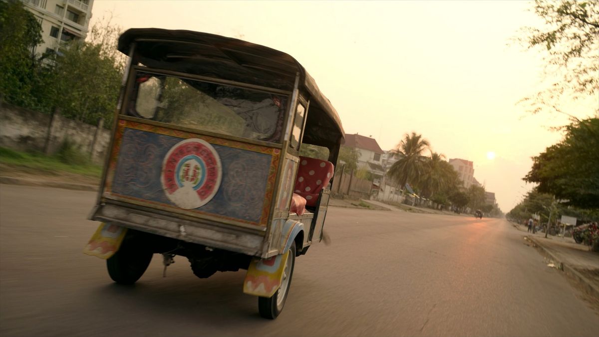 Phnom Penh sokağında renkli tuk-tuk