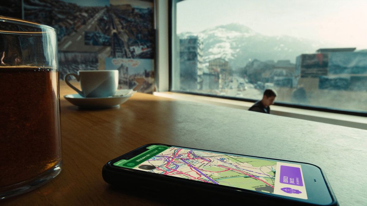 Kafe masasında harita açık telefon ve dağ manzarası