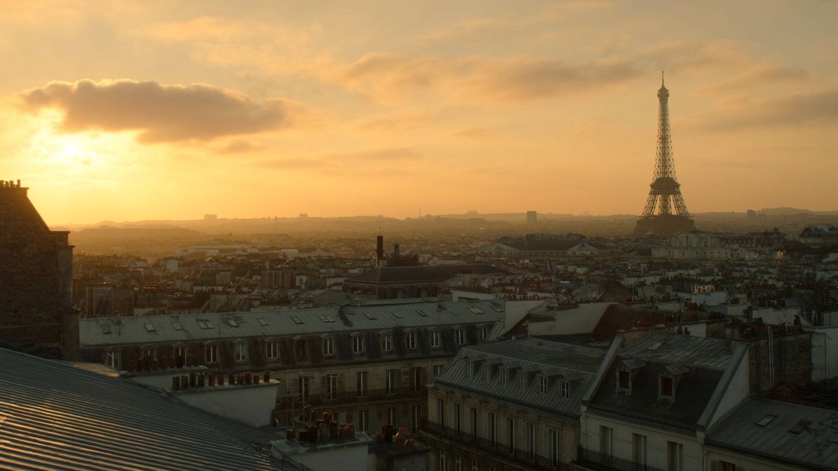 Paris çatıları ve Eyfel Kulesi gün batımı