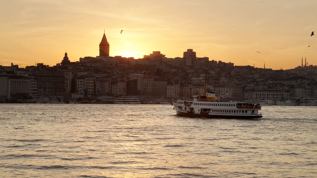 İstanbul Galata Kulesi ve Boğaz gün batımı