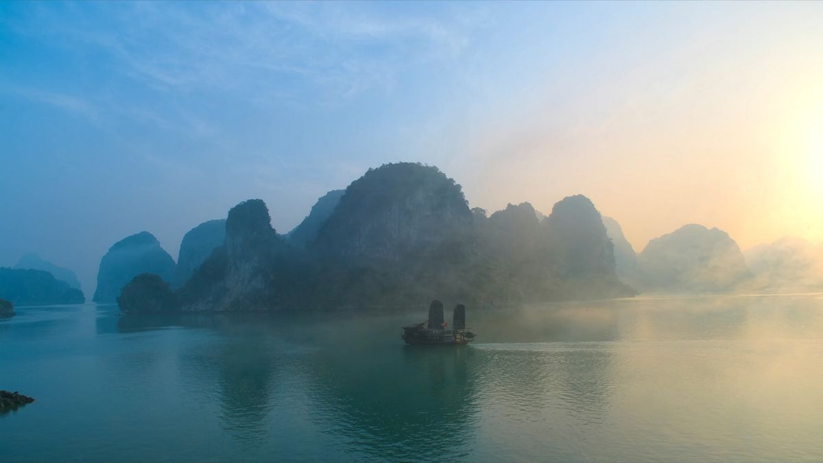 Ha Long Körfezi kalker adaları ve tekne