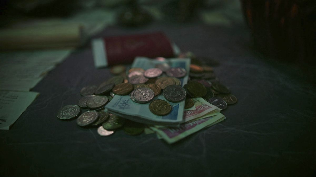 Farklı ülkelerin bozuk para ve banknotları ile pasaport