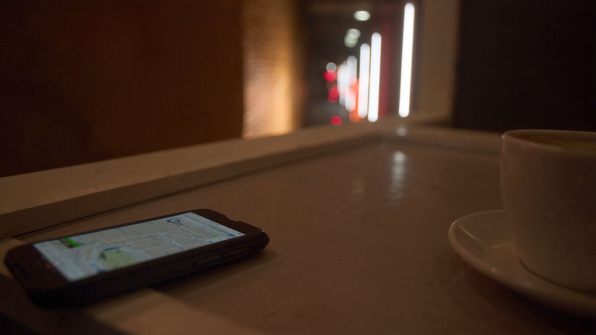 Kafe masasında harita açık telefon