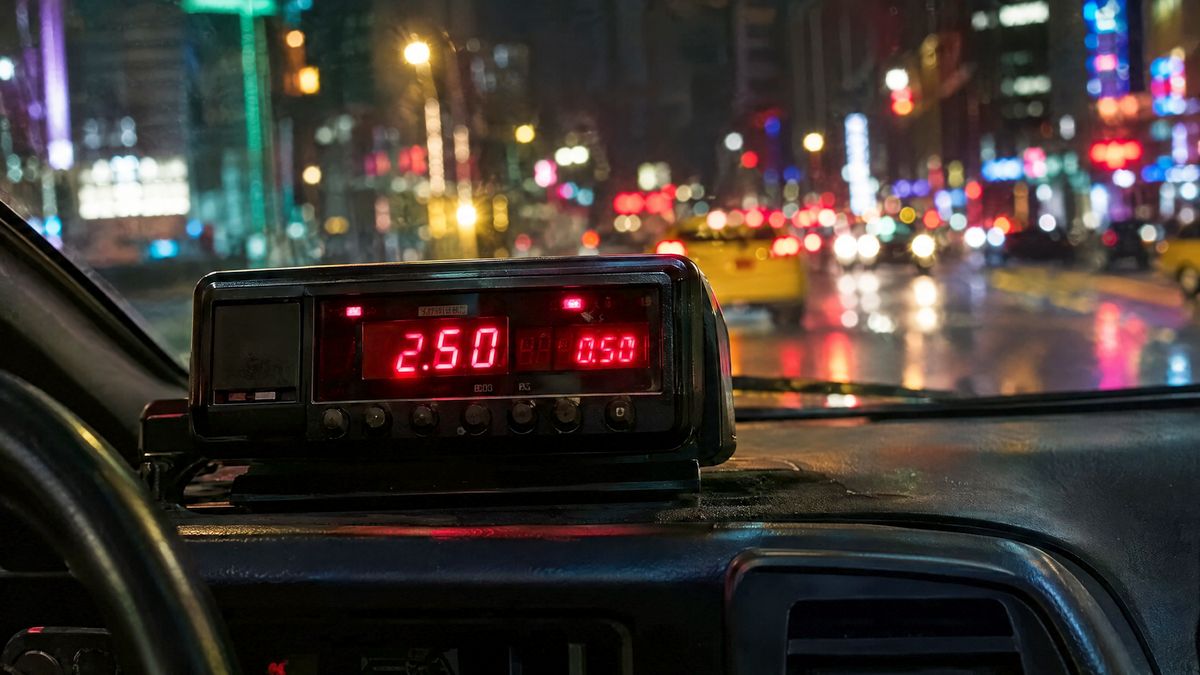 Gece şehrinde taksi sayacı